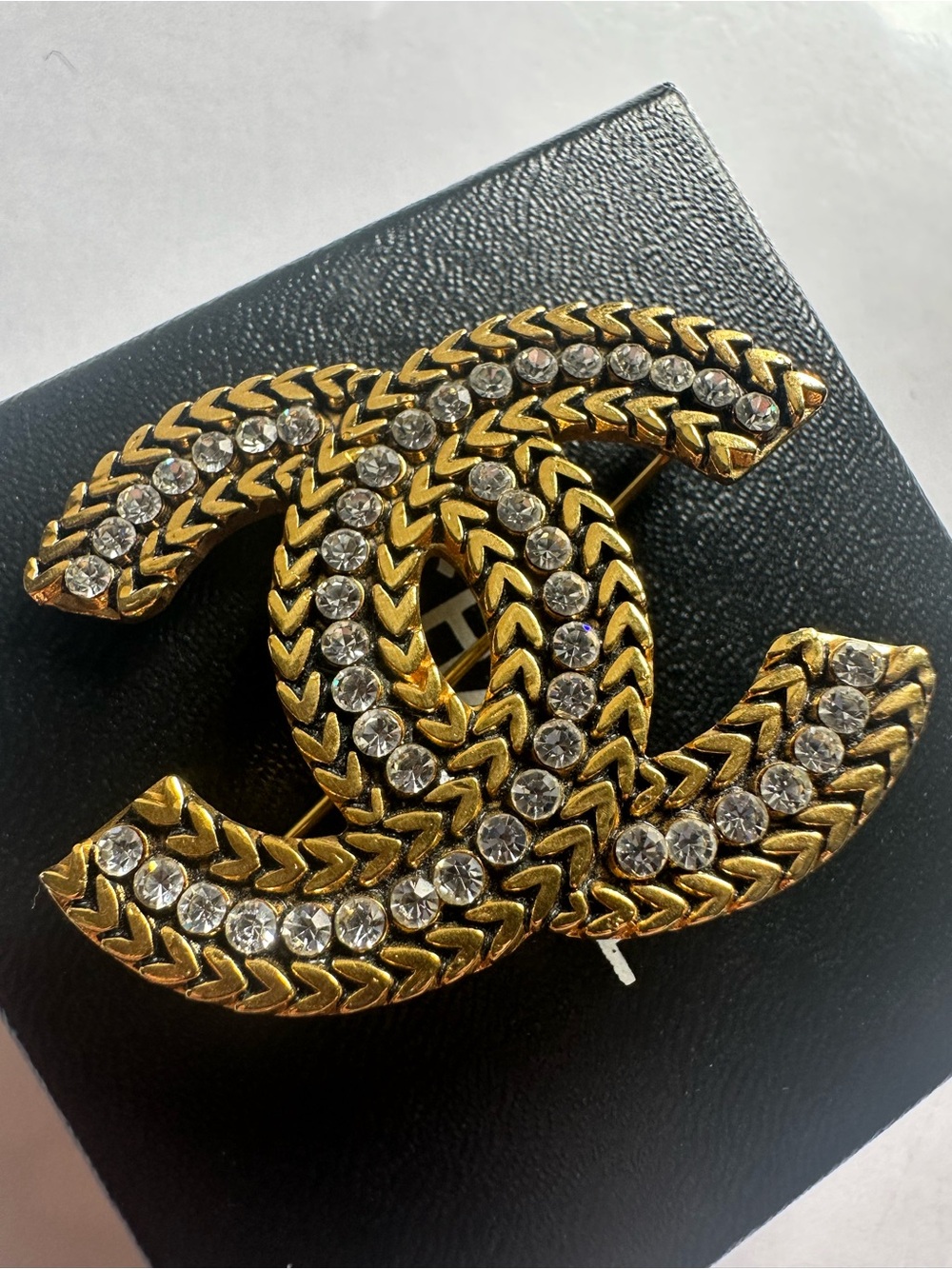 CHANEL 1980 Vintage CC Rhinestone Chevron Gold Tone Brooch Pin with Box